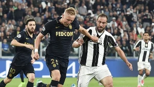 Kamil Glik (z lewej) w walce o piłkę z Gonzalo Higuainem z Juventusu Turyn