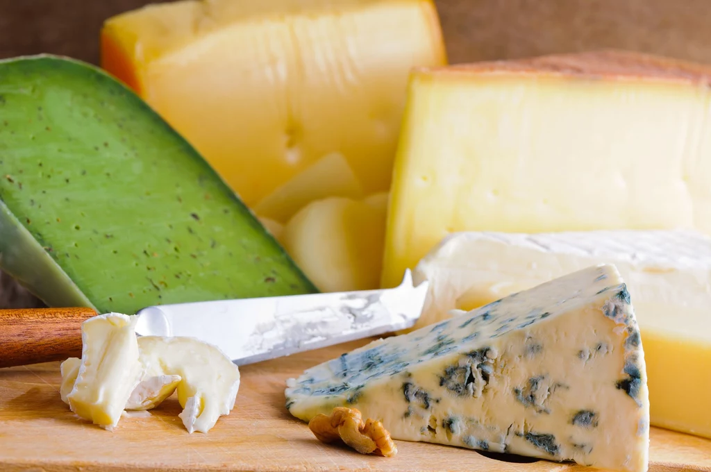 Najlepiej przechowywać gorgonzolę w folii, na niższych półkach lodówki Najlepiej przechowywać gorgonzolę w folii, na niższych półkach lodówki