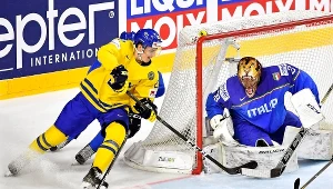 Szwed Joel Eriksson Ek (z lewej) atakuje włoską bramkę Frederica Cloutiera