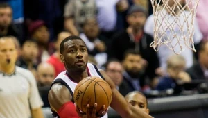 Chris McCullough (przy piłce) z Washington Wizards atakuje kosz Boston Celtics. 