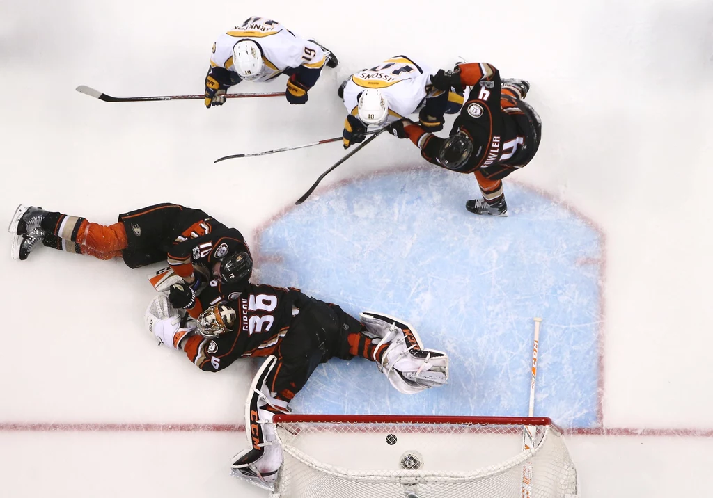 Corey Perry #10 i bramkarz John Gibson #36 z Anaheim Ducks nie byli w stanie zatrzymać krążka po strzale Jamesa Neala #18 z Nashville w dogrywce. Corey Perry #10 i bramkarz John Gibson #36 z Anaheim Ducks nie byli w stanie zatrzymać krążka po strzale Jamesa Neala #18 z Nashville w dogrywce.