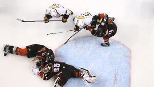 Corey Perry #10 i bramkarz John Gibson #36 z Anaheim Ducks nie byli w stanie zatrzymać krążka po strzale Jamesa Neala #18 z Nashville w dogrywce.