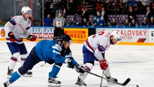 Norweg Jonas Holos (z prawej) walczy o krążek z Finem Markusem Hannikainenem.