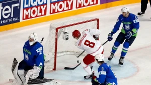 Ilja Szinkiewicz strzela gola dla Białorusi w meczu ze Słowenią