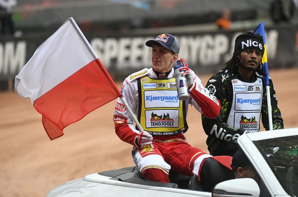 Maciej Janowski (L) i Szwed Antonio Lindback 