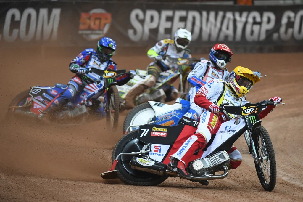 Maciej Janowski (żółty kask), Australijczyk Chris Holder (biały kask), Amerykanin Greg Hancock (niebieski kask) i Duńczyk Nicki Pedersen (czerwony kask)