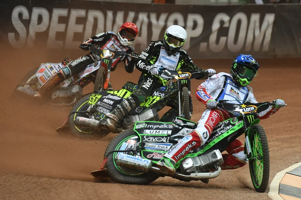 Szwed Antoni Lindback (biały kask), Polak Patryk Dudek (niebieski kask) i Duńczyk Niels Kristian Iversen (czerwony kask)