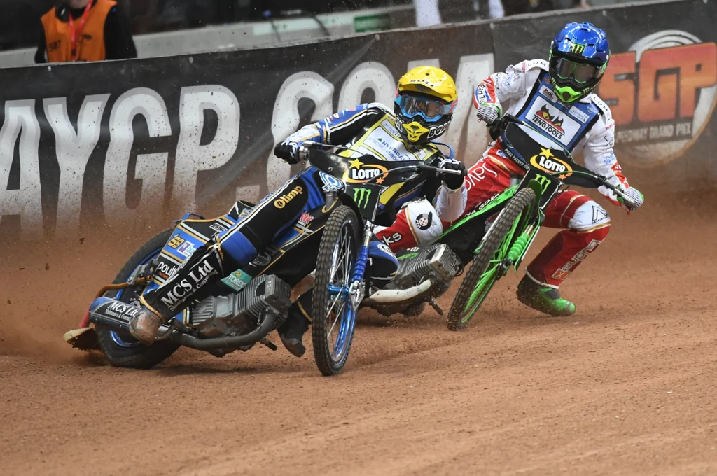 Australijczyk Jason Doyle (żółty kask) i Polak Patryk Dudek (niebieski kask) podczas 4. biegu
