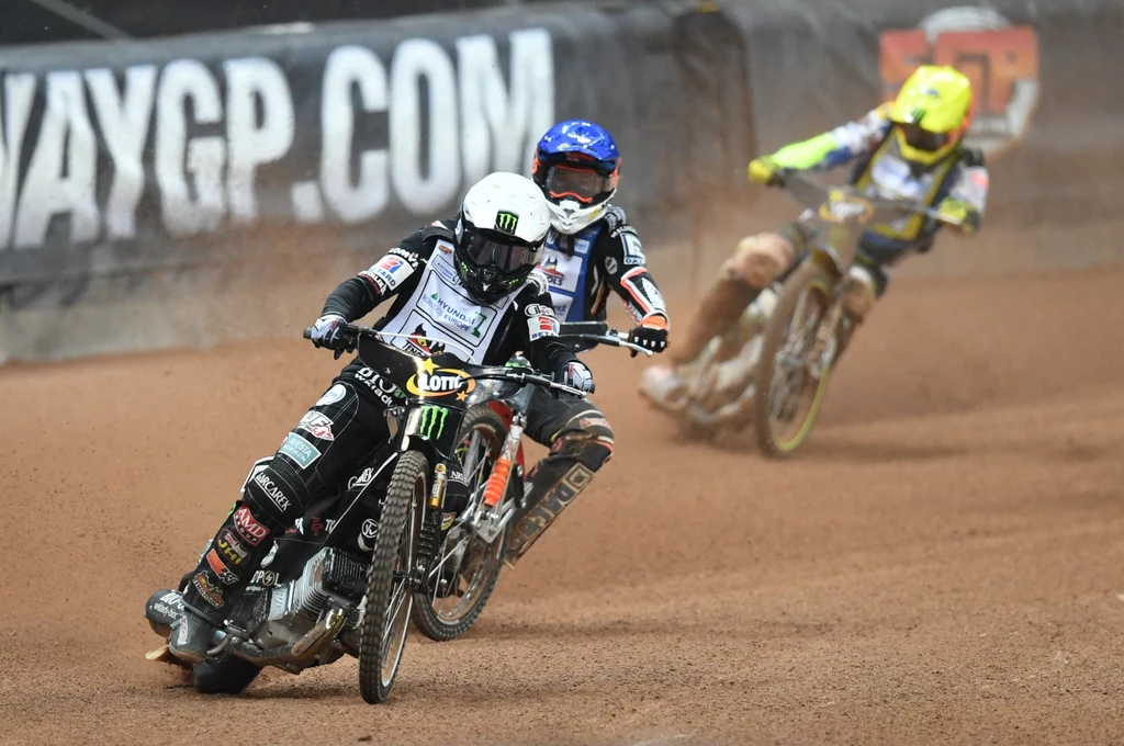 Australijczyk Chris Holder (żółty kask), Brytyjczyk Tai Woffinden (biały kask) i Duńczyk Niels Kristian Iversen (niebieski kask)