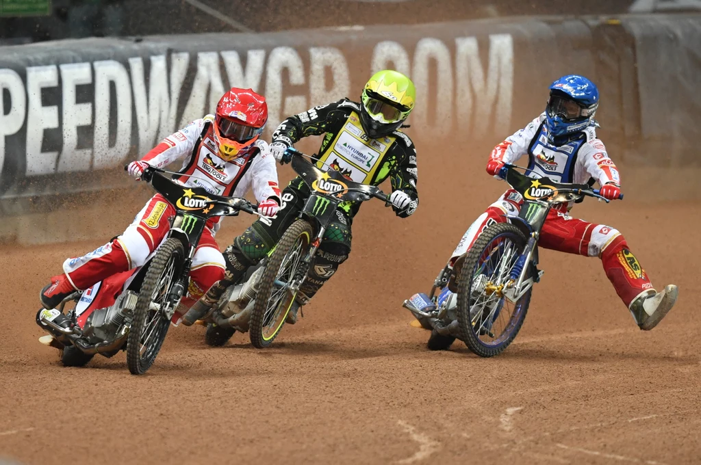 Szwed Antonio Lindback (żółty kask), Polak Bartosz Zmarzlik (niebieski kask) i Polak Maciej Janowski (czerwony kask)
