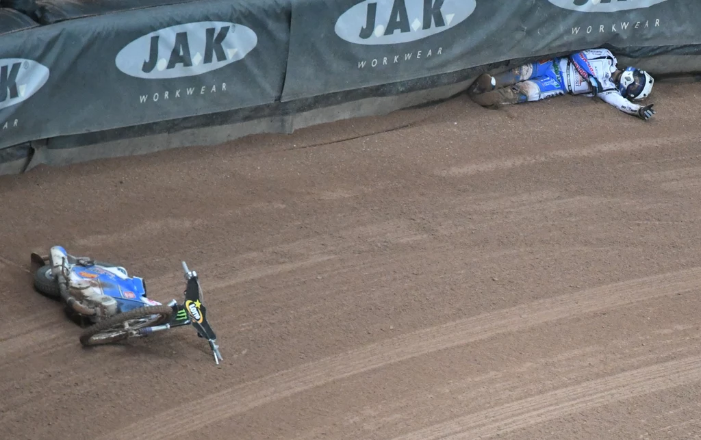 Duńczyk Nicki Pedersen po upadku podczas 9. biegu