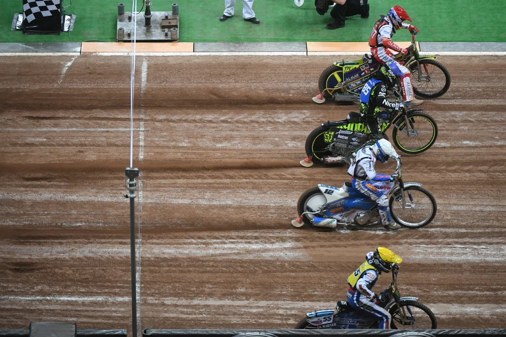 Słoweniec Matej Zagar (żółty kask), Duńczyk Nicki Pedersen (biały kask), Szwed Antonio Lindback (niebieski kask) i Polak Piotr Pawlicki (czerwony kask) podczas 9. biegu