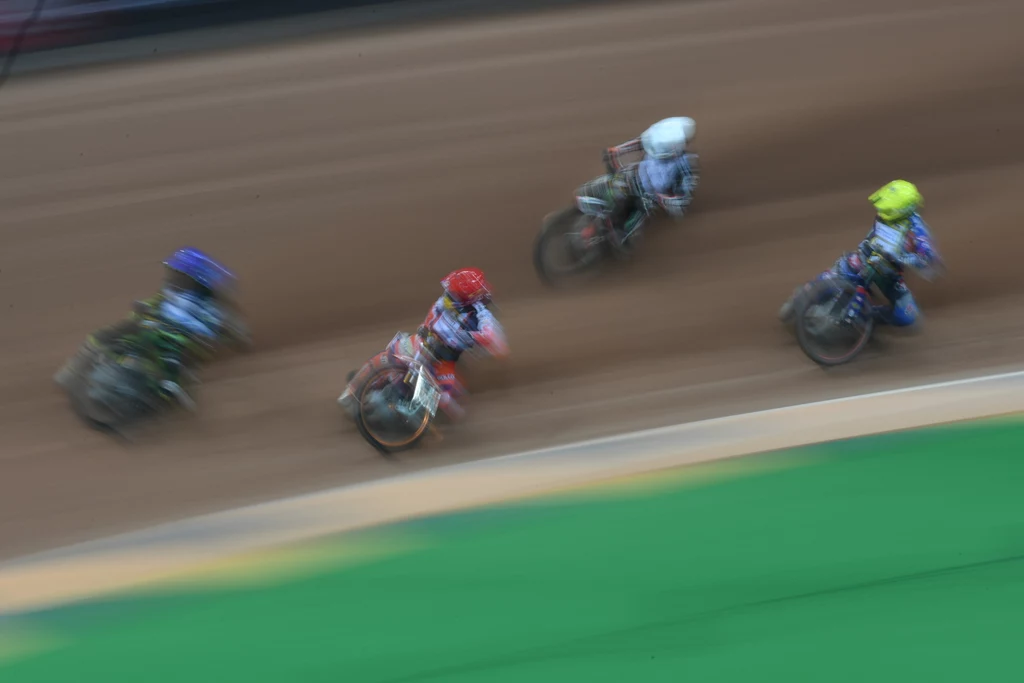 Amerykanin Greg Hancock (żółty kask), Duńczyk Niels Kristian Iversen (biały kask), Słowak Martin Vaculik (niebieski kask) i Rosjanin Emil Sajfutdinow (czerwony kask) podczas 10. biegu