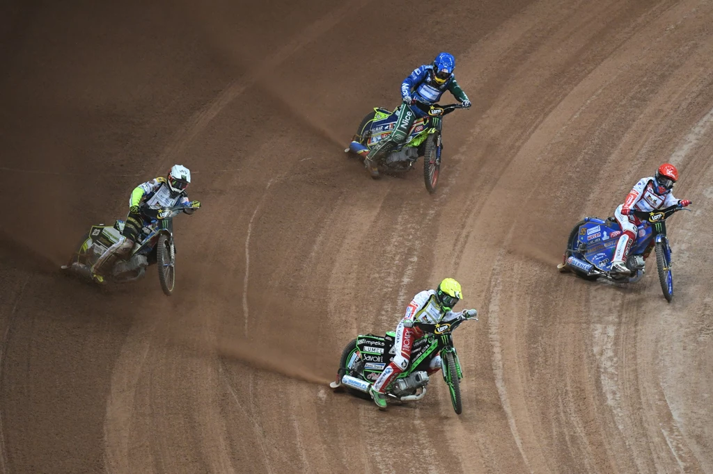 Polak Patryk Dudek (żółty kask), Australijczyk Chris Holder (biały kask), Polak Przemysław Pawlicki (niebieski kask) i Polak Bartosz Zmarzlik (czerwony kask) podczas 11. biegu