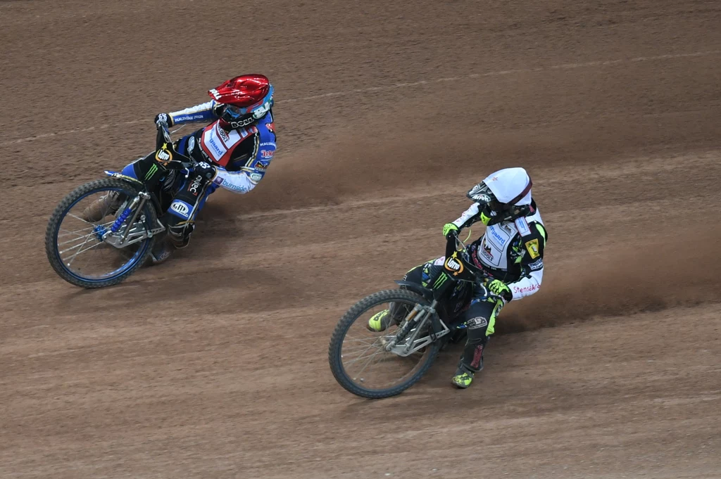 Australijczyk Jason Doyle (czerwony kask) i Szwed Fredrik Lindgren (biały kask) podczas 12. biegu