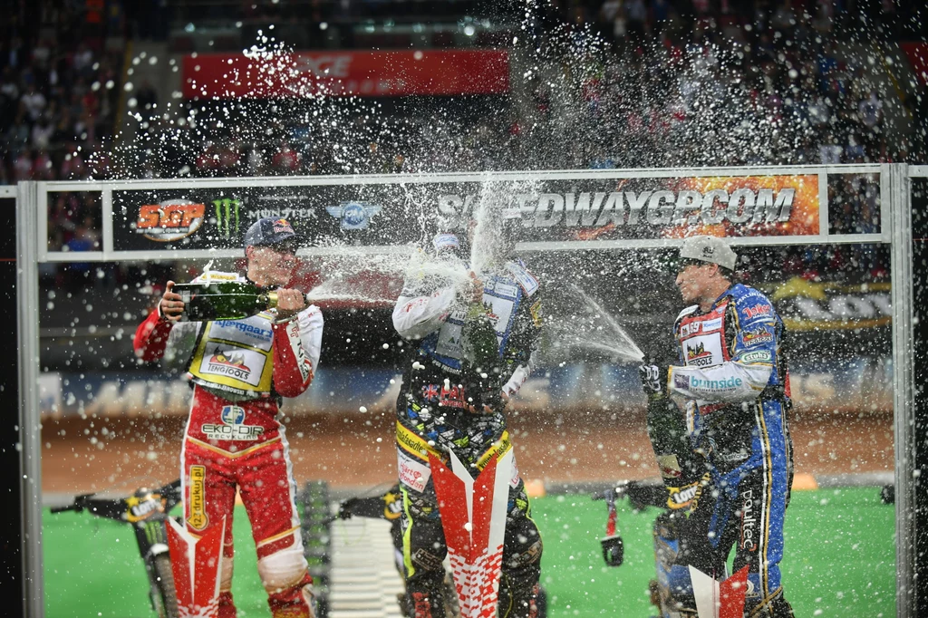 Od lewej: Polak Maciej Janowski - 2. miejsce, Szwed Fredrik Lindgren - 1. miejsce i Australijczyk Jason Doyle - 3. miejsce na podium