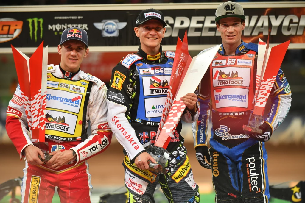 Od lewej: Polak Maciej Janowski - 2. miejsce, Szwed Fredrik Lindgren - 1. miejsce i Australijczyk Jason Doyle - 3. miejsce na podium