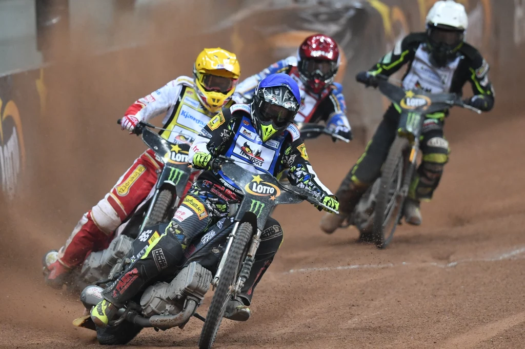 Maciej Janowski (żółty kask), Słowak Martin Vaculik (biały kask), Szwed Fredrik Lindgren (niebieski kask) i Australijczyk Jason Doyle (czerwony kask) podczas biegu finałowego