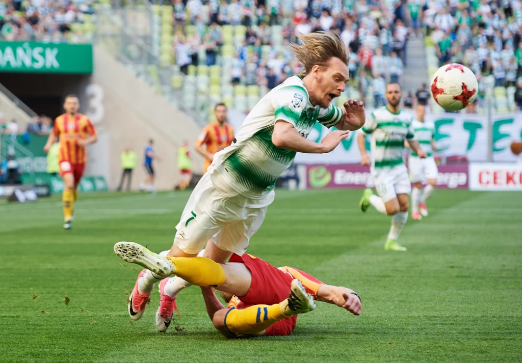 Rafał Grzelak z Korony fauluje Milosza Krasicia