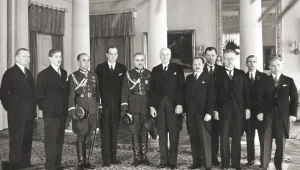 Prezydent Ignacy Mościcki (szósty z lewej) w otoczeniu rządu generała Felicjana Sławoja Składkowskiego (piąty z lewej)