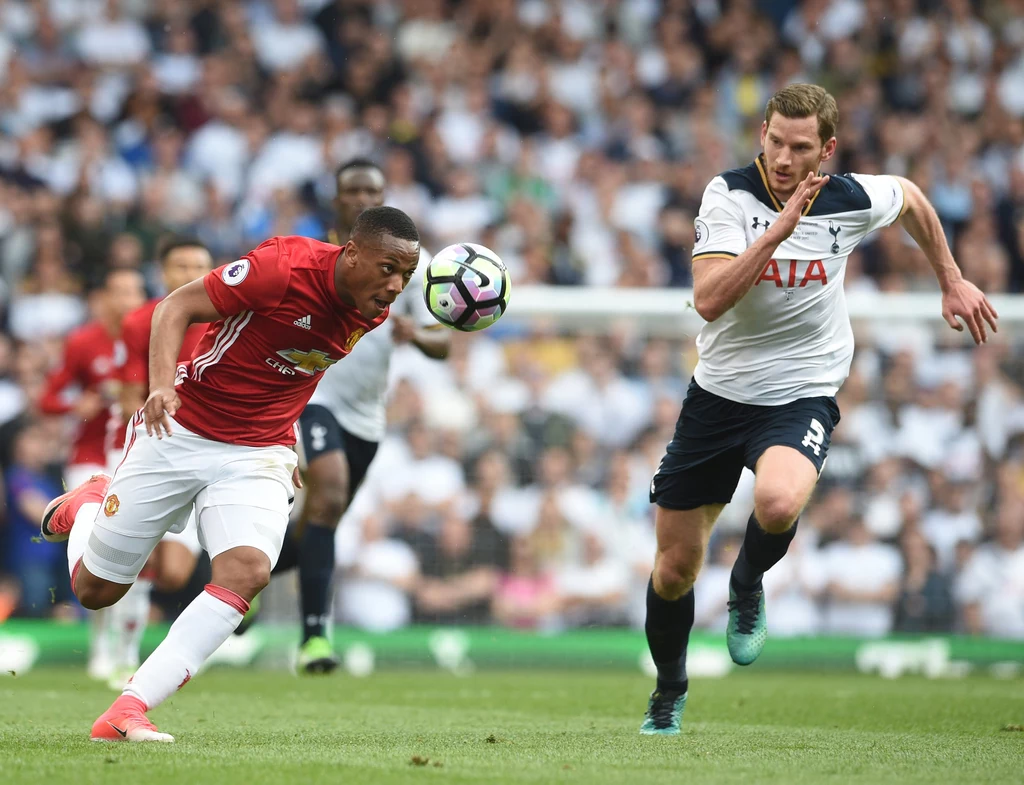 Anthony Martial (z lewej) w pojedynku biegowym z Janem Vertonghenem Anthony Martial (z lewej) w pojedynku biegowym z Janem Vertonghenem