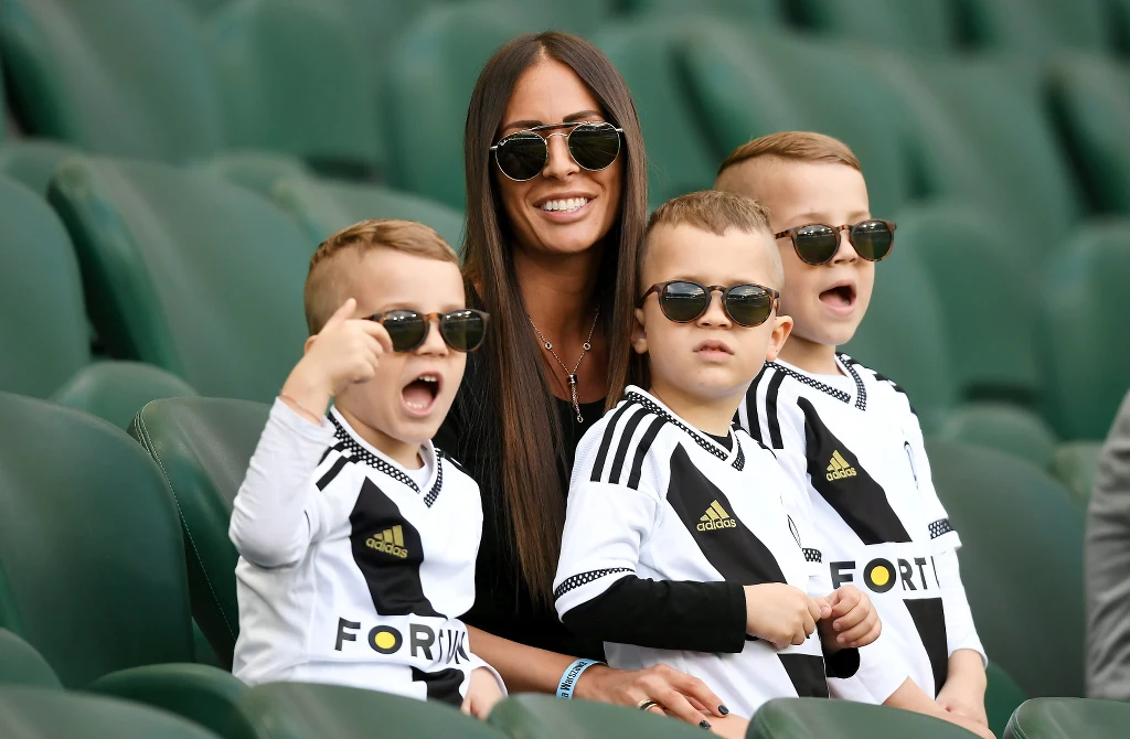 Legia Warszawa pokonała 6-0 Bruk-Bet Termalicę Nieciecza w 33. kolejce Lotto Ekstraklasy. Na zdjęciu żona Miroslava Radovicia z synami 
