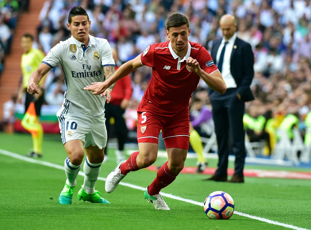 Clement Lenglet (z prawej) walczy o piłkę z Jamesem Rodriguezem Clement Lenglet (z prawej) walczy o piłkę z Jamesem Rodriguezem