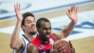 Koszykarz Anwilu Włocławek Josip Sobin (L) i Chavaughn Lewis (P) z Energi Czarni Słupsk