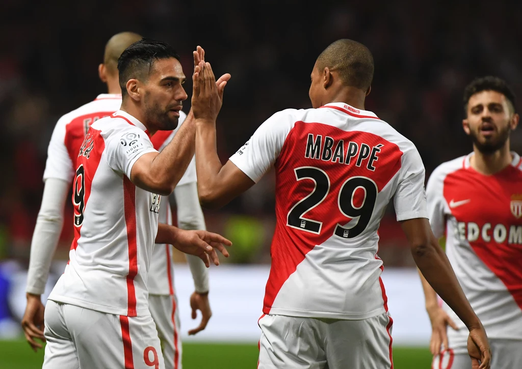Piłkarze AS Monaco cieszą się po bramce Radamela Falcao Piłkarze AS Monaco cieszą się po bramce Radamela Falcao