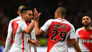 Piłkarze AS Monaco cieszą się po bramce Radamela Falcao