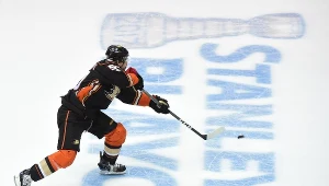 Antoine Vermette z Ducks posyła krążek do pustej siatki
