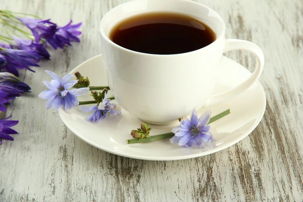 3 łyżeczki rozpuszczalnej kawy zbożowej zalej niepełną szklanką wrzątku, dodaj kilka kropli aromatu migdałowego