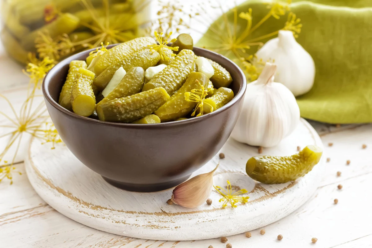 Ogórki konserwowe komponują się idealnie z czosnkiem