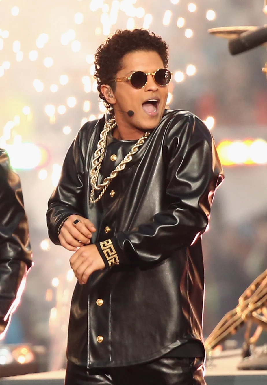 Bruno Mars zadebiutował albumem "Doo-Wops & Hooligans" w 2010 roku, a w ciągu niespełna dwóch lat zdążył sprzedać ponad 5 mln płyt oraz 45 mln singli (album "Doo-Wops & Hooligans" zdobył status platynowej płyty aż w 39 krajach). Drugi album Marsa "Unorthodox Jukebox" ukazał się w grudniu 2012 roku i okazał się największym bestsellerem płytowym 2013 roku - rozszedł się w 4 mln kopii. Zanim światło dzienne ujrzała płyta numer trzy, wokalista wraz z Markiem Ronsonem stworzył przebój "Uptown Funk", będący jednym z najpopularniejszych utworów 2015 roku. Kawałek trafił na płytę brytyjskiego producenta zatytułowaną "Uptown Special" i zdobył nagrodę Grammy za nagranie roku. Teledysk do kompozycji, wyreżyserowany przez Bruno Marsa i Camerona Duddy, obejrzano od 19 listopada 2014 roku prawie 2,5 miliardy razy. Bruno Mars zadebiutował albumem "Doo-Wops & Hooligans" w 2010 roku, a w ciągu niespełna dwóch lat zdążył sprzedać ponad 5 mln płyt oraz 45 mln singli (album "Doo-Wops & Hooligans" zdobył status platynowej płyty aż w 39 krajach). Drugi album Marsa "Unorthodox Jukebox" ukazał się w grudniu 2012 roku i okazał się największym bestsellerem płytowym 2013 roku - rozszedł się w 4 mln kopii. Zanim światło dzienne ujrzała płyta numer trzy, wokalista wraz z Markiem Ronsonem stworzył przebój "Uptown Funk", będący jednym z najpopularniejszych utworów 2015 roku. Kawałek trafił na płytę brytyjskiego producenta zatytułowaną "Uptown Special" i zdobył nagrodę Grammy za nagranie roku. Teledysk do kompozycji, wyreżyserowany przez Bruno Marsa i Camerona Duddy, obejrzano od 19 listopada 2014 roku prawie 2,5 miliardy razy.