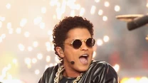 Bruno Mars zadebiutował albumem "Doo-Wops & Hooligans" w 2010 roku, a w ciągu niespełna dwóch lat zdążył sprzedać ponad 5 mln płyt oraz 45 mln singli (album "Doo-Wops & Hooligans" zdobył status platynowej płyty aż w 39 krajach).

Drugi album Marsa "Unorthodox Jukebox" ukazał się w grudniu 2012 roku i okazał się największym bestsellerem płytowym 2013 roku - rozszedł się w 4 mln kopii.

Zanim światło dzienne ujrzała płyta numer trzy, wokalista wraz z Markiem Ronsonem stworzył przebój "Uptown Funk", będący jednym z najpopularniejszych utworów 2015 roku. Kawałek trafił na płytę brytyjskiego producenta zatytułowaną "Uptown Special" i zdobył nagrodę Grammy za nagranie roku. Teledysk do kompozycji, wyreżyserowany przez Bruno Marsa i Camerona Duddy, obejrzano od 19 listopada 2014 roku prawie 2,5 miliardy razy.