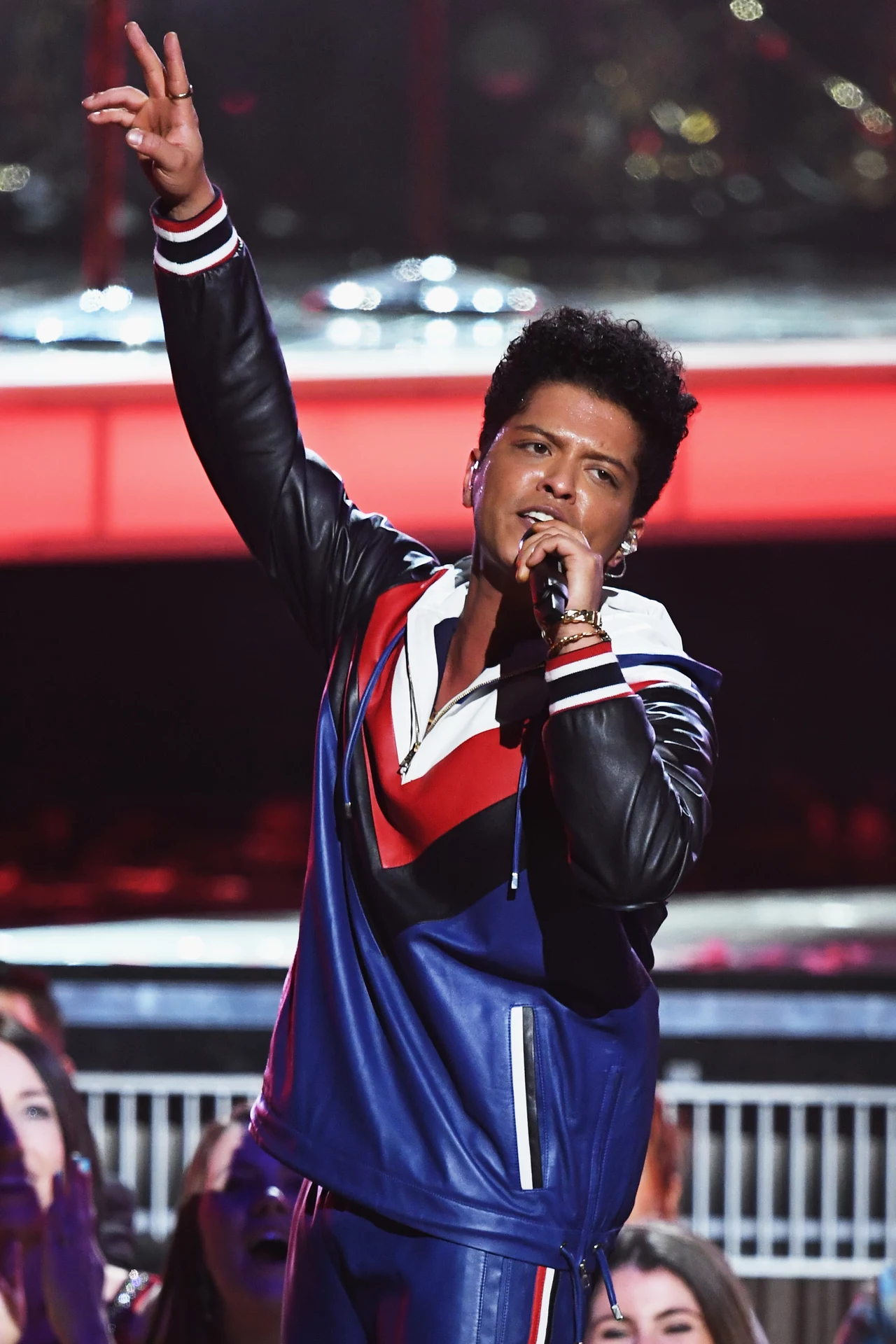 W Krakowie Bruno Mars promował będzie swój najnowszy album "24K Magic", wydany 18 listopada 2016 roku. Płyta w pierwszy tydzień po premierze sprzedała się w nakładzie ponad 230 tys. egzemplarzy w Stanach Zjednoczonych. Dało to Bruno Marsowi drugie miejsce na liście Billboard 200, a pierwsze w zestawieniach Top Digital Albums oraz R&B/Hip-Hop Albums. Album promowały dotąd dwa single - tytułowy "twenty-four karat magic" oraz "That's What I Like" - do których powstały teledyski z udziałem gwiazdora. "Możecie nazywać tę piosenkę pierwszym singlem z mojej nowej płyty, ja nazywam ją zaproszeniem na imprezę" - mówił Bruno Mars, zapowiadając premierę klipu "twenty-four karat magic". W Krakowie Bruno Mars promował będzie swój najnowszy album "24K Magic", wydany 18 listopada 2016 roku. Płyta w pierwszy tydzień po premierze sprzedała się w nakładzie ponad 230 tys. egzemplarzy w Stanach Zjednoczonych. Dało to Bruno Marsowi drugie miejsce na liście Billboard 200, a pierwsze w zestawieniach Top Digital Albums oraz R&B/Hip-Hop Albums. Album promowały dotąd dwa single - tytułowy "twenty-four karat magic" oraz "That's What I Like" - do których powstały teledyski z udziałem gwiazdora. "Możecie nazywać tę piosenkę pierwszym singlem z mojej nowej płyty, ja nazywam ją zaproszeniem na imprezę" - mówił Bruno Mars, zapowiadając premierę klipu "twenty-four karat magic".