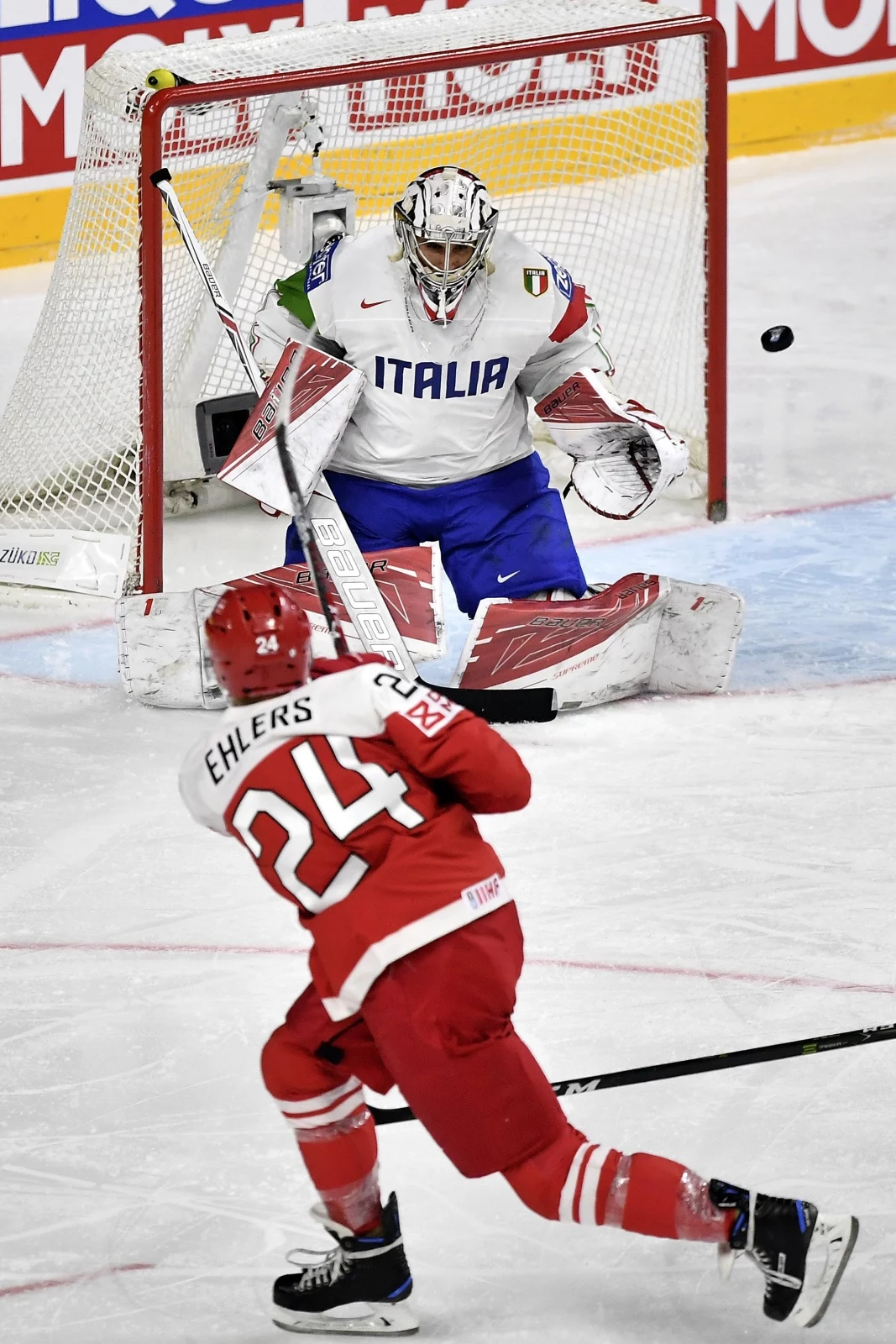 Duńczyk Nikolaj Ehlers strzela na włoską bramkę bronioną przez Andreasa Bernarda Duńczyk Nikolaj Ehlers strzela na włoską bramkę bronioną przez Andreasa Bernarda