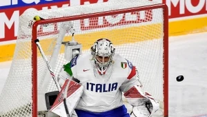 Duńczyk Nikolaj Ehlers strzela na włoską bramkę bronioną przez Andreasa Bernarda 