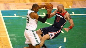 Marcin Gortat (z prawej) w starciu z Alem Horfordem