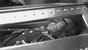 Trumna z ciałem Józefa Piłsudskiego w krypcie św. Leonarda w Katedrze na Wawelu w Krakowie