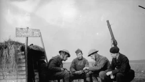 Brytyjscy i francuscy żołnierze w trakcie działań wojennych przeciwko Niemcom w 1939 roku