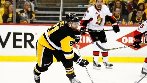 Phil Kessel oddaje strzał