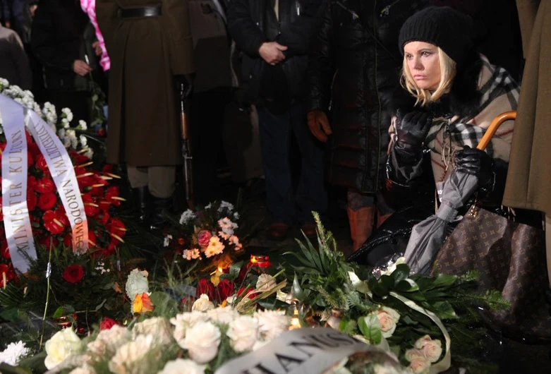 Joanna Kurowska na pogrzebie Adama Hanuszkiewicza w 2011 roku