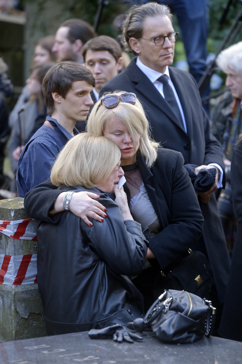 Joanna Kurowska na pogrzebie Wojciecha Młynarskiego pociesza siostrę zmarłego Joanna Kurowska na pogrzebie Wojciecha Młynarskiego pociesza siostrę zmarłego