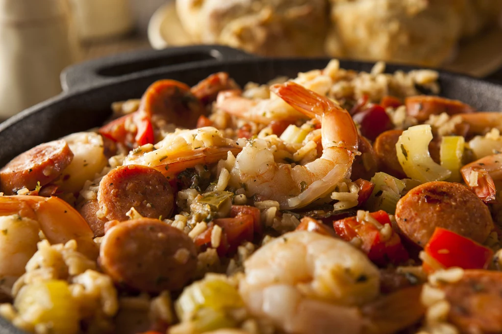 Paella z krewetkami i kiełbasą Paella z krewetkami i kiełbasą