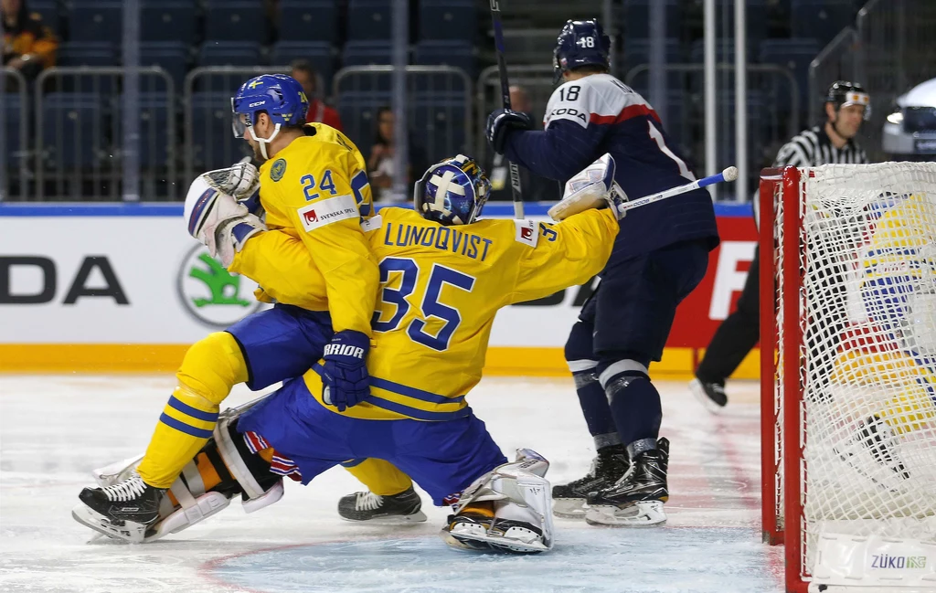 Alexander Edler i Henrik Lundqvist podczas meczu ze Słowacją. Alexander Edler i Henrik Lundqvist podczas meczu ze Słowacją.