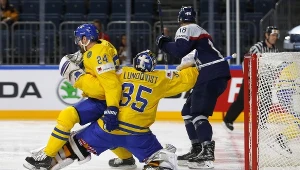 Alexander Edler i Henrik Lundqvist podczas meczu ze Słowacją.