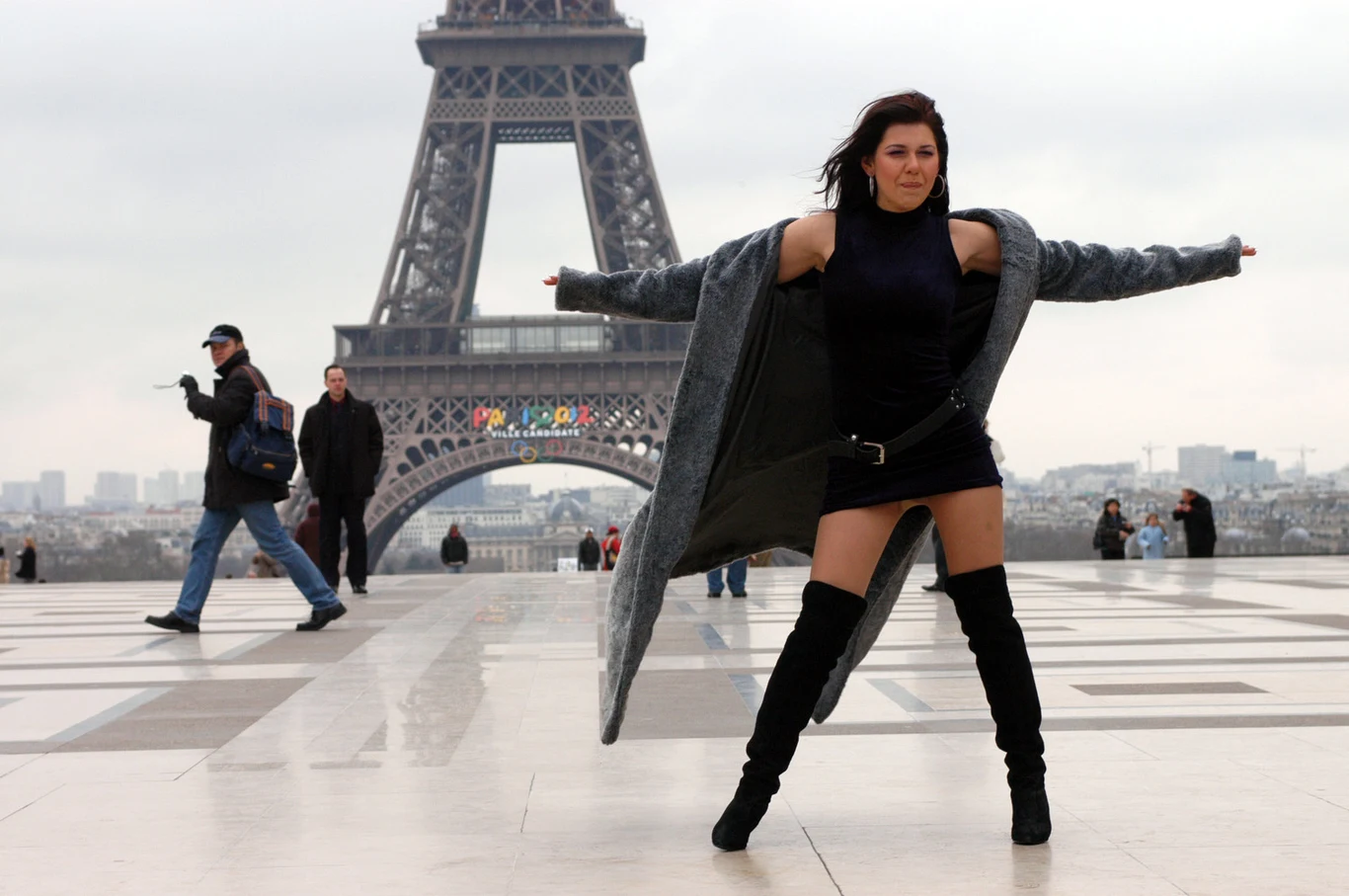 Iwona Węgrowska urodziła się w Żorach 17 maja 1982 roku. Karierę rozpoczęła w programie "Bar" w 2004 roku.