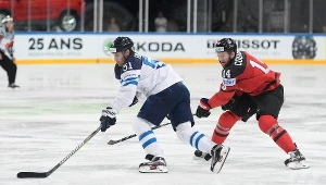 Valtteri Filppula z Finlandii (L) i Sean Couturie z Kanady w meczu mistrzostw świata grupy B