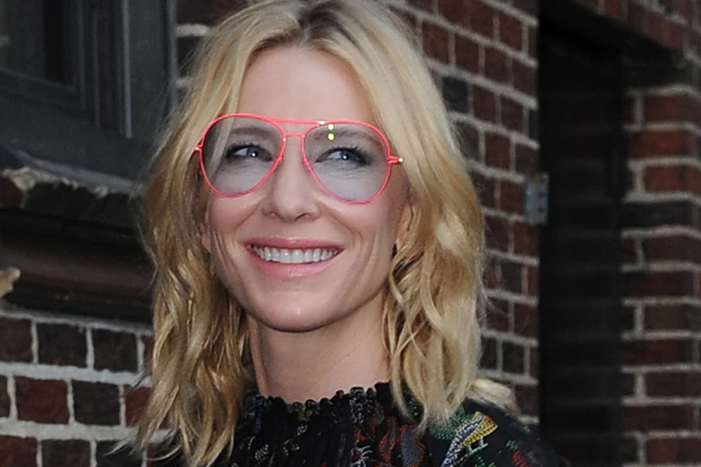 CAate Blanchett ma pociągłą twarz, więc awiatory to najlepszy dla niej model okularów. Jasne szkła i delikatne oprawy podkreślają subtelną urodę blondynki.